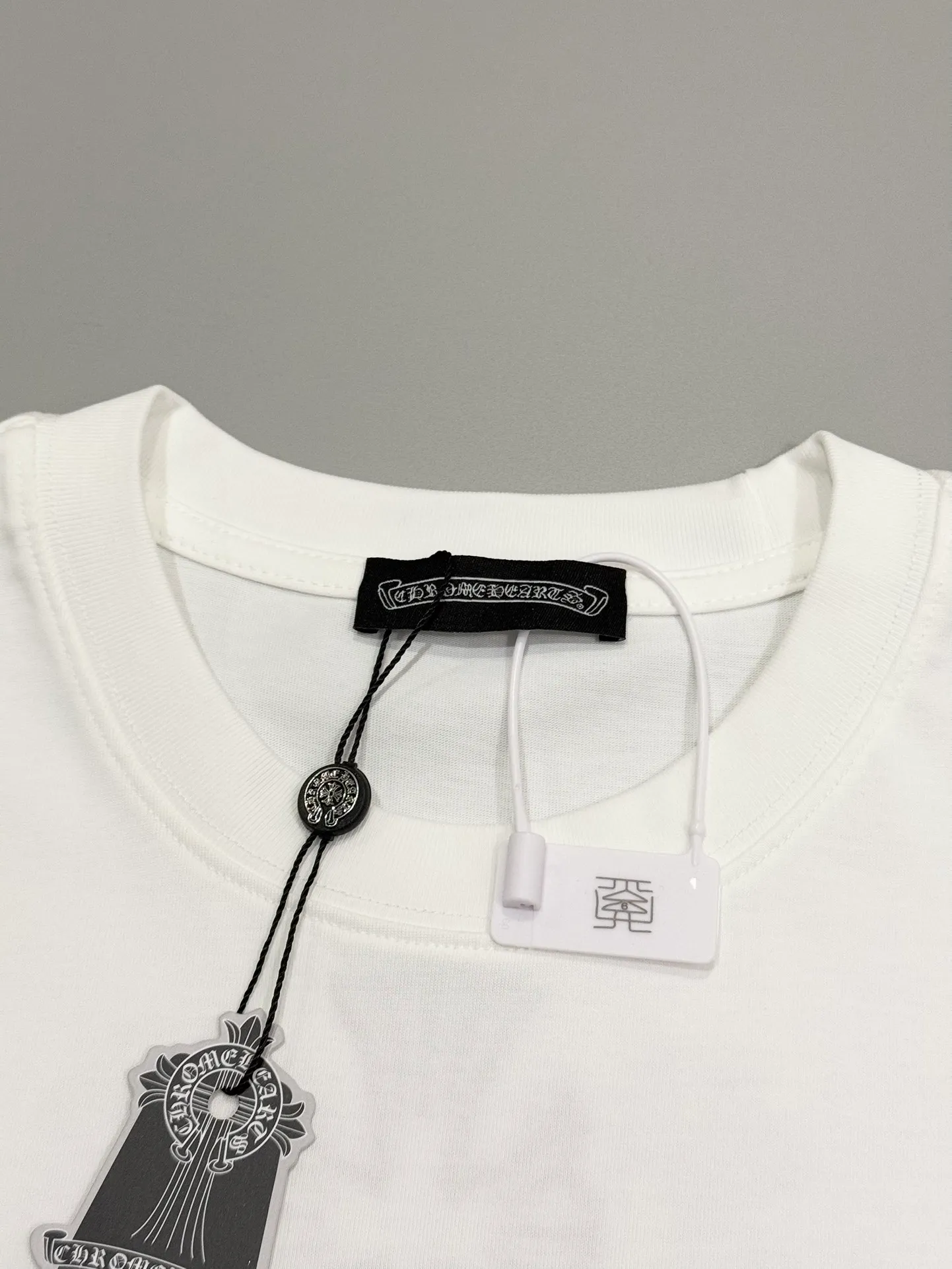 🅿️190 [High quality] Chrome hearts Chrome hearts 2025 new first release latest short-sleeved round neck T-shirt, high-end customization, avant-garde and fashionable design! The brand logo is applied to the front and back cuffs using 100,000 needle embroidery techniques. High-end customized 280g fabric. Soft to the touch. Comfortable to wear. Exquisite stitching. Fine workmanship. The upper body effect is incomparably handsome! Same style for men and women, color: white, black size: S to xL